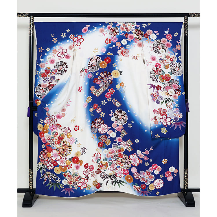 白とブルーに花